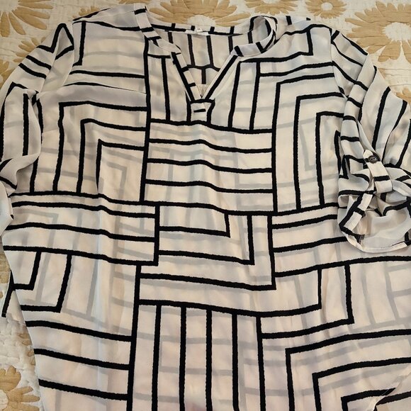 Maurices Geometric Print Blouse Black White Roll Tab Sleeve Women’s 3X - Picture 1 of 2